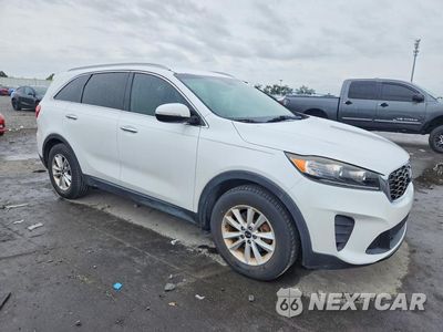 Czwarte zdjęcie samochodu z boku: 2019 KIA SORENTO LX V6 VIN:5XYPG4A54KG478530 - miniatura