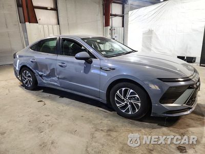 Czwarte zdjęcie samochodu z boku: 2026 HYUNDAI SONATA HYBRID BLUE VIN:KMHL24JJ1TA166429 - miniatura