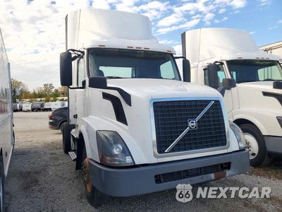 Czwarte zdjęcie samochodu z boku: 2016 VOLVO VNL SEMI TRUCK VIN:4V4N39TG0GN965498 - miniatura