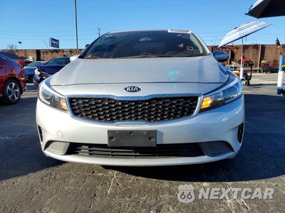 Piąte zdjęcie samochodu w środku: 2018 KIA FORTE LX VIN:3KPFK4A78JE214170 - miniatura