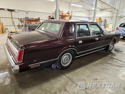 Trzecie zdjęcie samochodu z tyłu: 1988 LINCOLN TOWN CAR VIN:1LNBM81F0JY719682 - miniatura