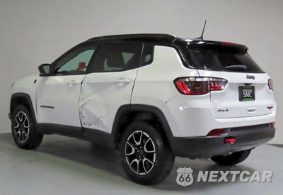 Czwarte zdjęcie samochodu z boku: 2026 JEEP COMPASS TRAILHAWK VIN:3C4NJDDN3TT181750 - miniatura