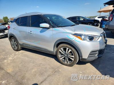 Czwarte zdjęcie samochodu z boku: 2020 NISSAN KICKS VIN:3N1CP5CV1LL527004 - miniatura