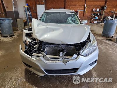 Piąte zdjęcie samochodu w środku: 2017 NISSAN ALTIMA 2.5 S VIN:1N4AL3AP6HC260234 - miniatura