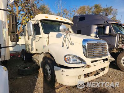 Czwarte zdjęcie samochodu z boku: 2018 FREIGHTLINER COLUMBIA 120 SEMI TRUCK VIN:3ALXA7009JDJU3904 - miniatura