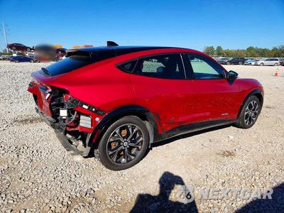 Trzecie zdjęcie samochodu z tyłu: 2022 FORD MUSTANG MACH-E PREMIUM VIN:3FMTK3SU6NMA02182 - miniatura