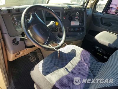 Zdjęcie 8 z 13 samochodu: 2015 FREIGHTLINER CASCADIA SEMI TRUCK VIN:1FUJGEBG2FLGN1852 - miniatura