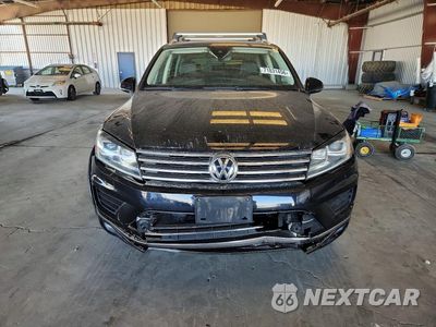 Piąte zdjęcie samochodu w środku: 2017 VOLKSWAGEN TOUAREG SPORT VIN:WVGEF7BP9HD003115 - miniatura