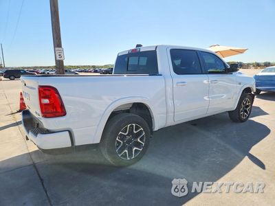 Trzecie zdjęcie samochodu z tyłu: 2026 RAM 1500 LARAMIE VIN:1C6SRFJT2TN266774 - miniatura