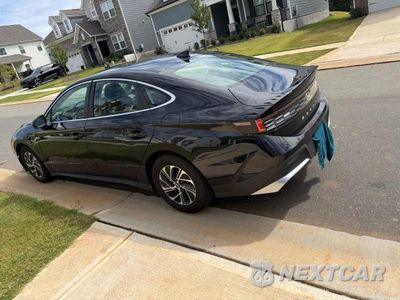 Trzecie zdjęcie samochodu z tyłu: 2026 HYUNDAI SONATA HYBRID BLUE VIN:KMHL24JJXTA160631 - miniatura