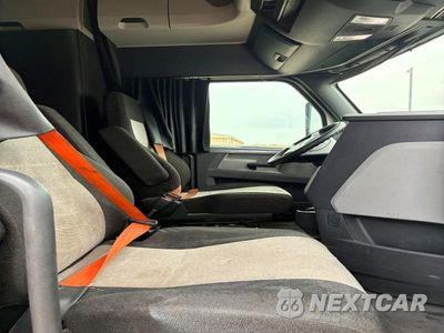 Piąte zdjęcie samochodu w środku: 2018 FREIGHTLINER CASCADIA 126 VIN:3AKJHHDR4JSKB5670 - miniatura