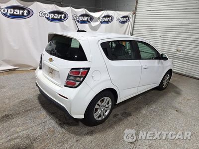 Trzecie zdjęcie samochodu z tyłu: 2020 CHEVROLET SONIC VIN:1G1JG6SB0L4139620 - miniatura
