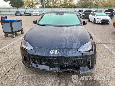 Piąte zdjęcie samochodu w środku: 2024 HYUNDAI IONIQ 6 LIMITED VIN:KMHM54AC3RA077211 - miniatura