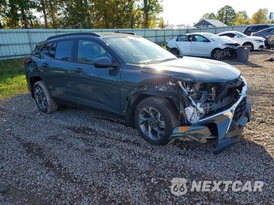 Czwarte zdjęcie samochodu z boku: 2025 CHEVROLET TRAX 1LT VIN:KL77LHEP9SC341700 - miniatura