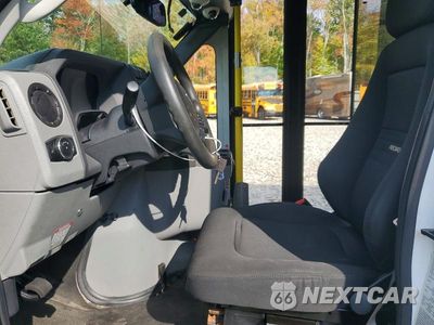 Piąte zdjęcie samochodu w środku: 2023 FORD E450 SHUTTLE BUS VIN:1FDFE4FN6PDD27636 - miniatura