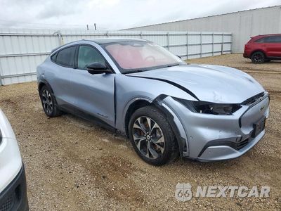 Czwarte zdjęcie samochodu z boku: 2022 FORD MUSTANG MACH-E PREMIUM VIN:3FMTK3SU9NMA01530 - miniatura