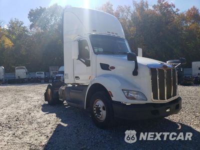 Czwarte zdjęcie samochodu z boku: 2018 PETERBILT 579 SEMI TRUCK VIN:1XPBA48X0JD477583 - miniatura