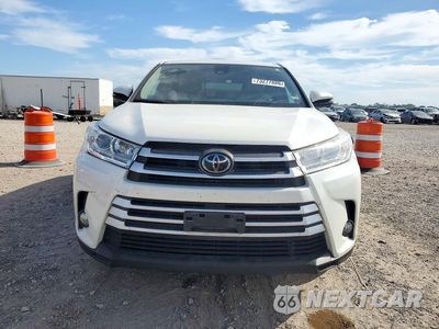 Piąte zdjęcie samochodu w środku: 2019 TOYOTA HIGHLANDER LE PLUS VIN:5TDZZRFH2KS359753 - miniatura