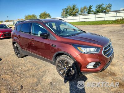 Czwarte zdjęcie samochodu z boku: 2018 FORD ESCAPE SE VIN:1FMCU9GD8JUB21606 - miniatura