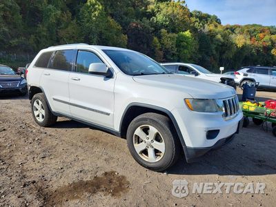 Czwarte zdjęcie samochodu z boku: 2013 JEEP GRAND CHEROKEE LAREDO VIN:1C4RJFAG7DC513222 - miniatura