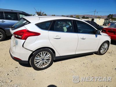 Trzecie zdjęcie samochodu z tyłu: 2017 FORD FOCUS TITANIUM VIN:1FADP3N25HL230822 - miniatura