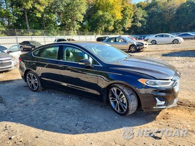 Czwarte zdjęcie samochodu z boku: 2020 FORD FUSION TITANIUM VIN:3FA6P0K9XLR133134 - miniatura