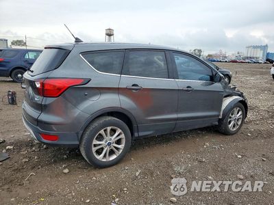 Trzecie zdjęcie samochodu z tyłu: 2019 FORD ESCAPE SE VIN:1FMCU9G94KUB83582 - miniatura