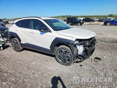 Czwarte zdjęcie samochodu z boku: 2026 HYUNDAI KONA SEL PREMIUM VIN:KM8HDCA32TU362809 - miniatura