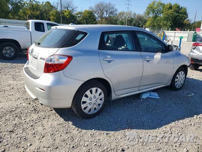 Trzecie zdjęcie samochodu z tyłu: 2010 TOYOTA MATRIX BASE VIN:2T1KU4EE7AC502200 - miniatura