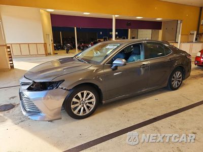 2018 TOYOTA CAMRY LE 4T1B11HK0JU101627 - główne zdjęcie licytacji z USA - miniatura