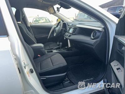 Piąte zdjęcie samochodu w środku: 2017 TOYOTA RAV4 LE VIN:JTMBFREV7HJ700751 - miniatura