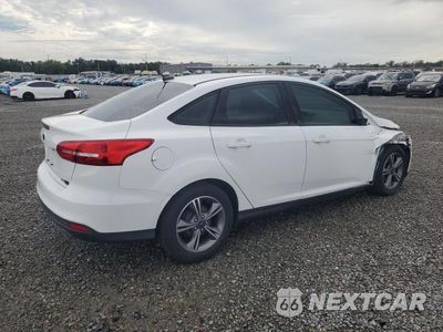 Trzecie zdjęcie samochodu z tyłu: 2018 FORD FOCUS SE VIN:1FADP3F2XJL209159 - miniatura