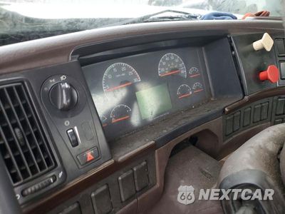 Zdjęcie 9 z 13 samochodu: 2012 VOLVO VNL SEMI TRUCK VIN:4V4NC9TH8CN560671 - miniatura
