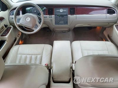 Zdjęcie 8 z 12 samochodu: 2004 LINCOLN TOWN CAR EXECUTIVE VIN:1LNHM81W54Y650714 - miniatura