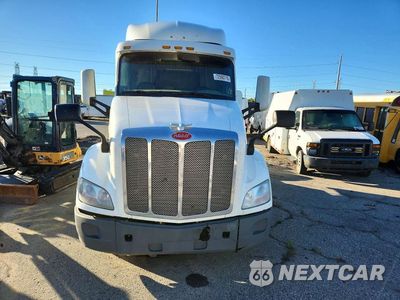 Piąte zdjęcie samochodu w środku: 2017 PETERBILT 579 SEMI TRUCK VIN:1XPBDP9X1HD444349 - miniatura