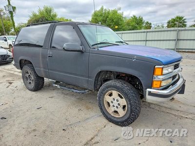 Czwarte zdjęcie samochodu z boku: 1995 CHEVROLET TAHOE K1500 VIN:3GNEK18K9SG108800 - miniatura