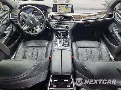 Zdjęcie 8 z 12 samochodu: 2018 BMW M760 XI VIN:WBA7H6C5XJG614853 - miniatura