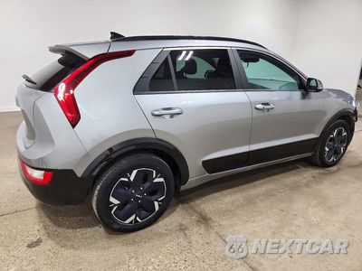 Trzecie zdjęcie samochodu z tyłu: 2023 KIA NIRO WIND VIN:KNDCR3L10P5075173 - miniatura