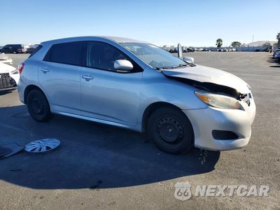 Czwarte zdjęcie samochodu z boku: 2009 TOYOTA MATRIX BASE VIN:2T1KU40E49C143018 - miniatura