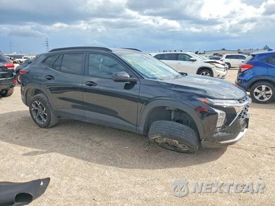 Czwarte zdjęcie samochodu z boku: 2025 CHEVROLET TRAX 1LT VIN:KL77LHEP1SC120804 - miniatura