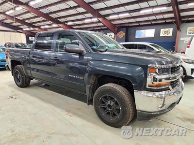 Czwarte zdjęcie samochodu z boku: 2018 CHEVROLET SILVERADO K1500 LT VIN:3GCUKREC3JG546145 - miniatura
