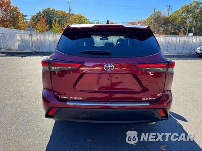 Piąte zdjęcie samochodu w środku: 2022 TOYOTA HIGHLANDER XLE VIN:5TDHZRBH2NS181669 - miniatura