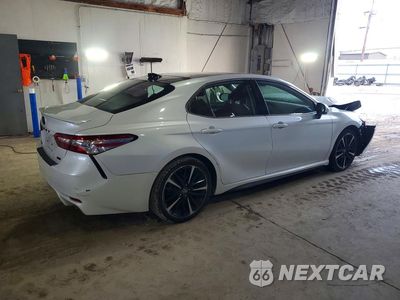 Trzecie zdjęcie samochodu z tyłu: 2020 TOYOTA CAMRY XSE VIN:4T1K61AKXLU858405 - miniatura