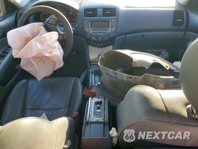 Zdjęcie 8 z 13 samochodu: 2006 HONDA ACCORD EX VIN:1HGCM56856A035505 - miniatura