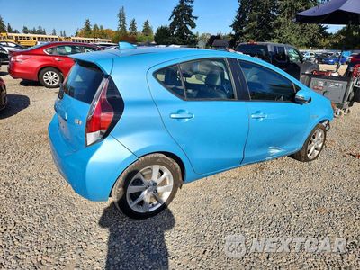Trzecie zdjęcie samochodu z tyłu: 2016 TOYOTA PRIUS C FOUR VIN:JTDKDTB31G1135241 - miniatura