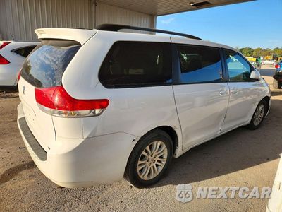 Trzecie zdjęcie samochodu z tyłu: 2014 TOYOTA SIENNA XLE 8-PASSENGER VIN:5TDYK3DC0ES454627 - miniatura