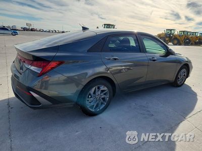 Trzecie zdjęcie samochodu z tyłu: 2024 HYUNDAI ELANTRA BLUE VIN:KMHLM4DJXRU113323 - miniatura