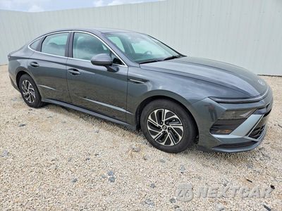 Czwarte zdjęcie samochodu z boku: 2026 HYUNDAI SONATA HYBRID BLUE VIN:KMHL24JJ6TA145995 - miniatura