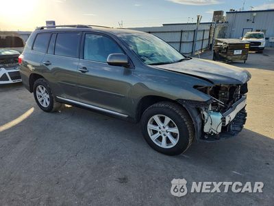 Czwarte zdjęcie samochodu z boku: 2013 TOYOTA HIGHLANDER PLUS VIN:5TDBK3EH8DS210478 - miniatura