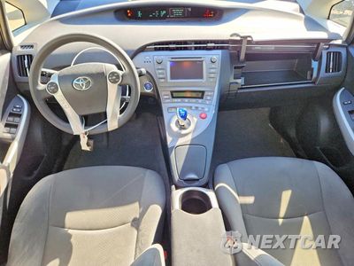 Zdjęcie 8 z 12 samochodu: 2015 TOYOTA PRIUS TWO VIN:JTDKN3DU1F1982343 - miniatura